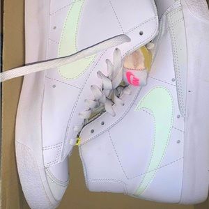 Women’s Nike blazer mid 77